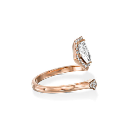 1.33tcw Kite Shape Natural Diamond in a 18k Rose Gold Statement Ring, Main Stone 1.13ct (Kite Shape) + 0.20ct Round Stones, Gold Weight:4.77 Gram